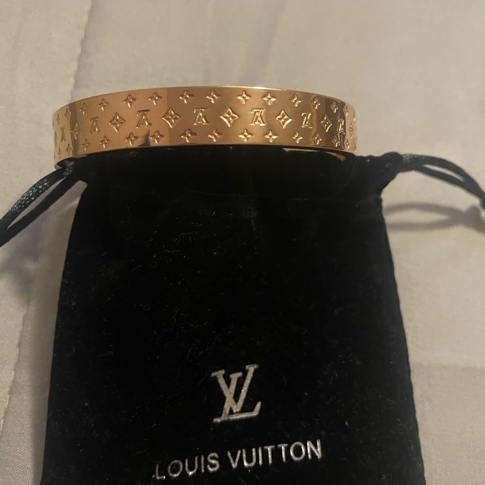 Women LV bracelet